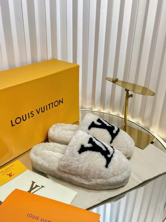 Picture of Louis Vuitton Slippers _SKULVsz35-39mnq1121514